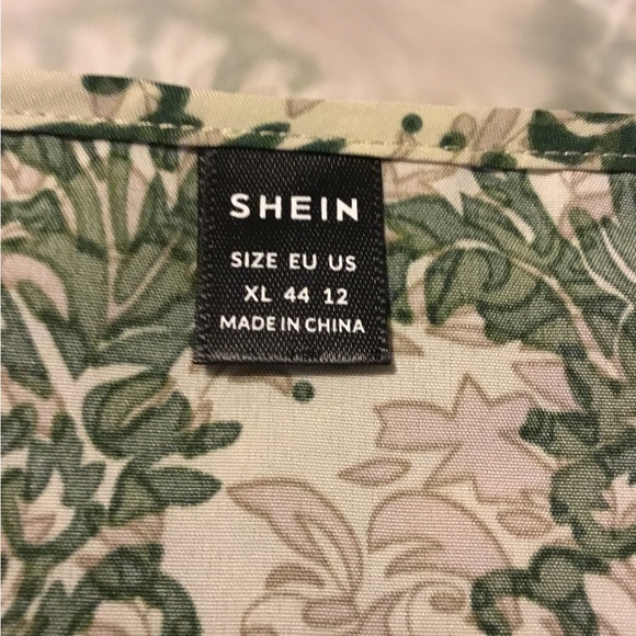 2/$20 Popover top. Batwing sleeves, keyhole neckline - Picture 8 of 10